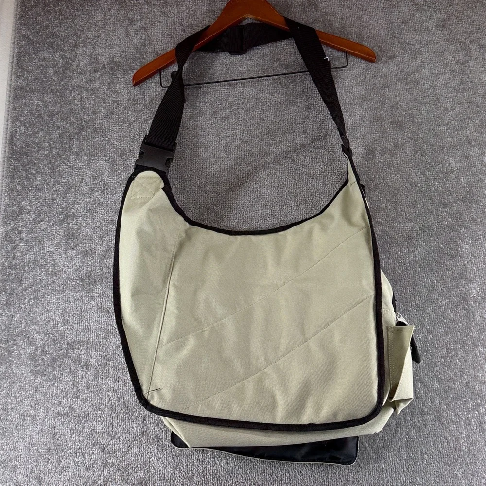 Compack Team Shoulder Messenger Bag Cream Watch The Frog Warner Bros Collectible